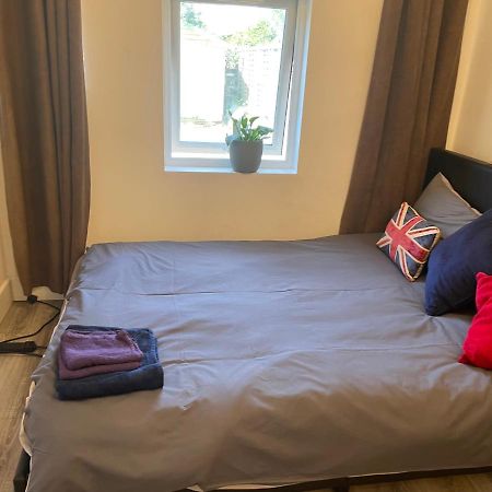Stunning Twickenham Rugby Studio Flat Тедингтън Екстериор снимка