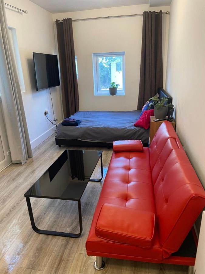 Stunning Twickenham Rugby Studio Flat Тедингтън Екстериор снимка