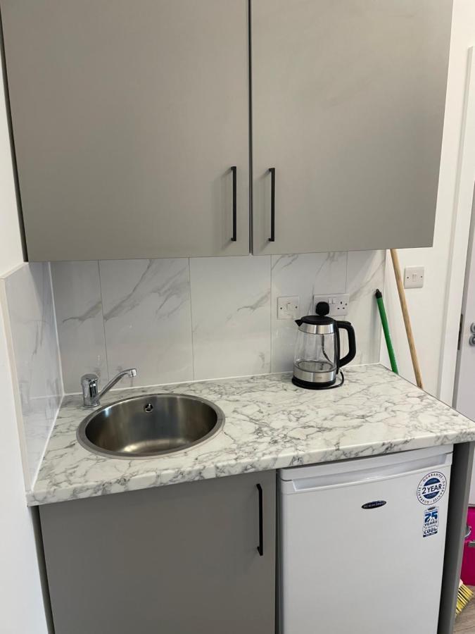 Stunning Twickenham Rugby Studio Flat Тедингтън Екстериор снимка